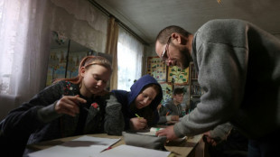 Dans un village ukrainien en ruines, le salon d'un enseignant devient une &eacute;cole de fortune