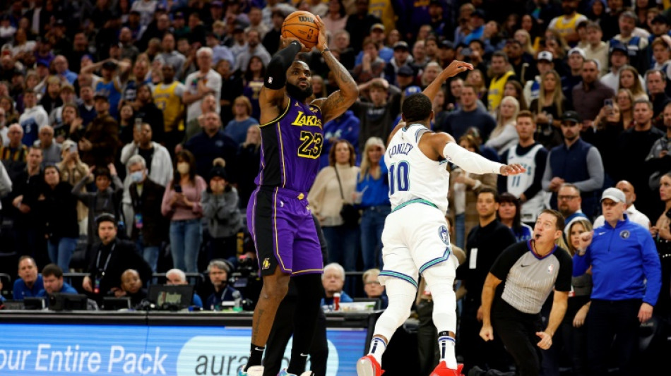 NBA: les Wolves g&acirc;chent l'anniversaire de LeBron, Doncic flambe, D&eacute;troit stoppe l'h&eacute;morragie