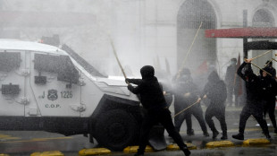 Encapuzados vandalizam parte externa do pal&aacute;cio presidencial durante marcha no Chile
