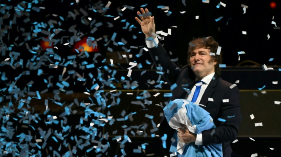 Entre show rock et meeting électoral, Milei lance un livre sur son "miracle", pourtant fragile