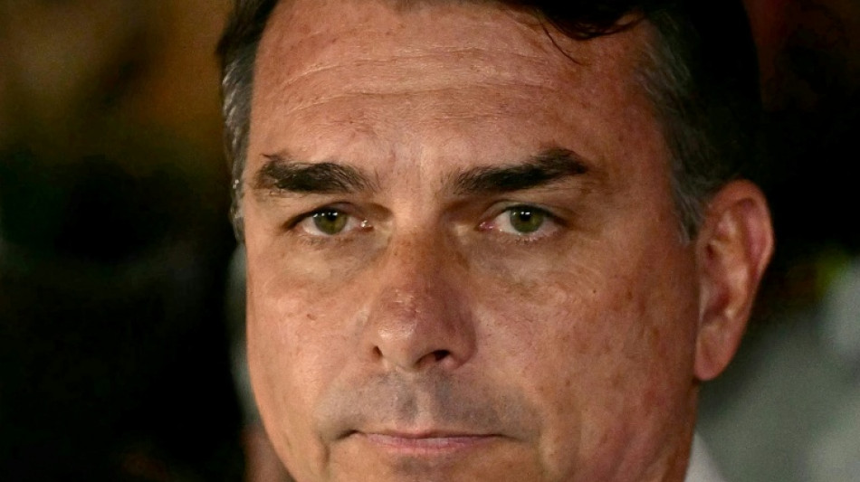 Trump e Milei enfrentam press&atilde;o por fuga de Fl&aacute;vio Bolsonaro para os EUA