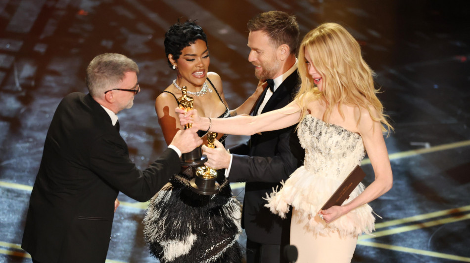 Agli Oscar sul red carpet minimalismo e denti da vampiro