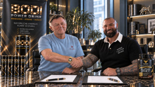 Alex Bodi et le professeur Dieter Lazik signent un contrat pour ALPHA WHEY et BODI Boisson &eacute;nergisante